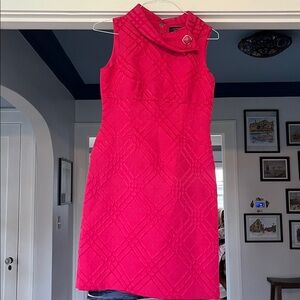 🌸🌺Tahari Vibrant Pink Textured Embossed Fitted Sheath Dress sz 6 envelope collar